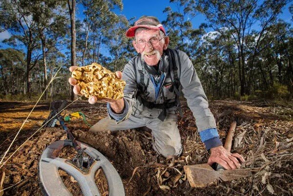 “My Thrilling Discovery: Unearthing a 4.3kg Gold Nugget Worth $300,000 After Decades of Searching”