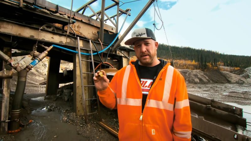 Rick Ness and his team take a risky bet on a nostalgic river bend, discovering a massive treasure trove of gold nuggets!
