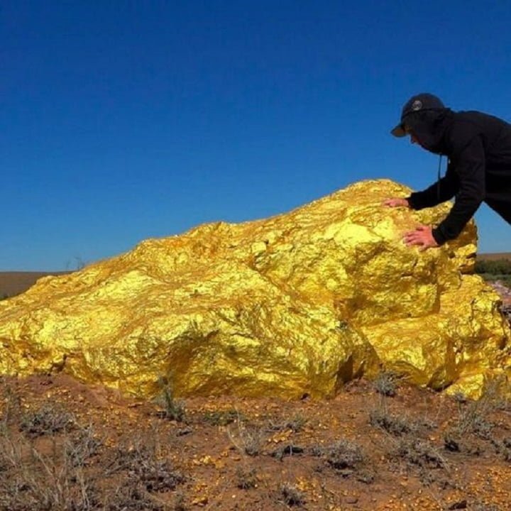 Unveiling the Legendary Discovery: The Enormous Gold Nugget Unearthed like Never Before!